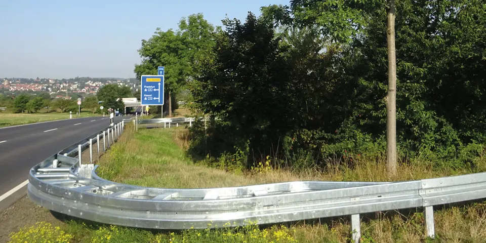 Arcus Primus 90 safety barrier for intersections with symmetrical design and slope compatibility